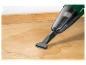Parkside vysavač čistí rozlitou vodu na dřevěné ploše.