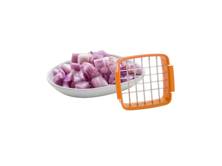 Nakrájená červená cibule v misce s oranžovým kráječem zeleniny.