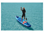 Žena pádluje na nafukovacím paddleboardu v tyrkysové vodě.