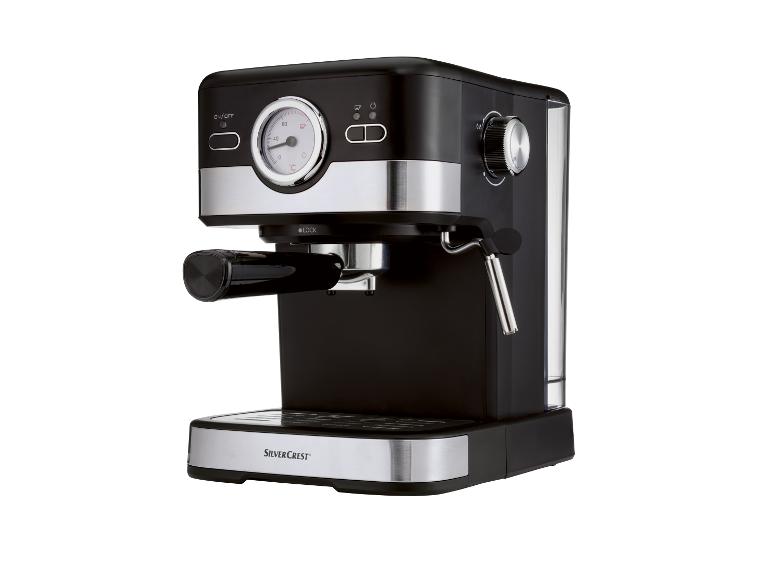 Černý espressovač SilverCrest s analogovým ovládáním teploty.