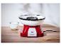 Červeno-bílý stroj na cukrovou vatu SilverCrest se sklenicí cukru a tyčinkami na dřevěném stole.