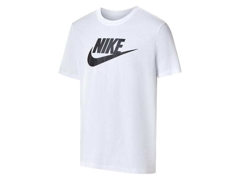 Bílé tričko s krátkým rukávem s černým logem Nike na hrudi.
