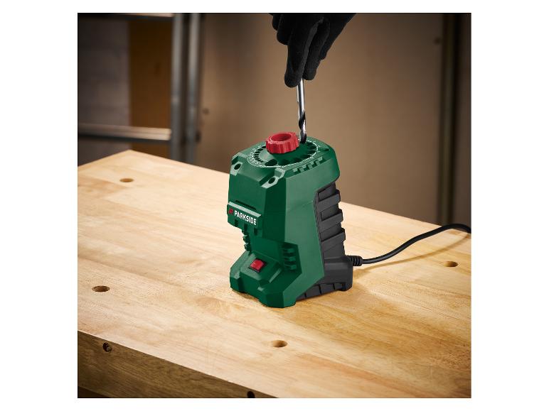 Parkside elektrická bruska na vrtáky na dřevěném stole.