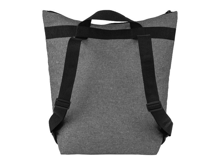 Tmavě šedý batoh s černými popruhy.