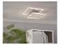 Moderní čtvercové LED stropní svítidlo ve světlém interiéru.