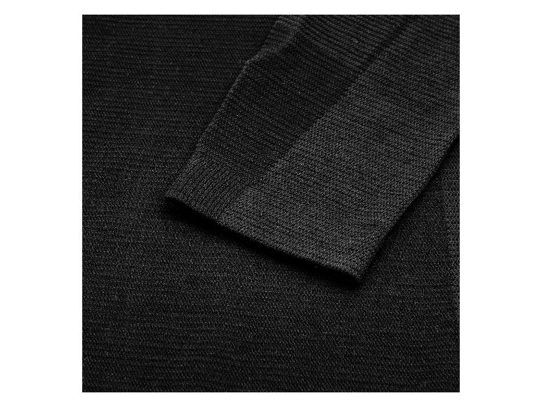 Detail černého pleteného rukávu svetru.