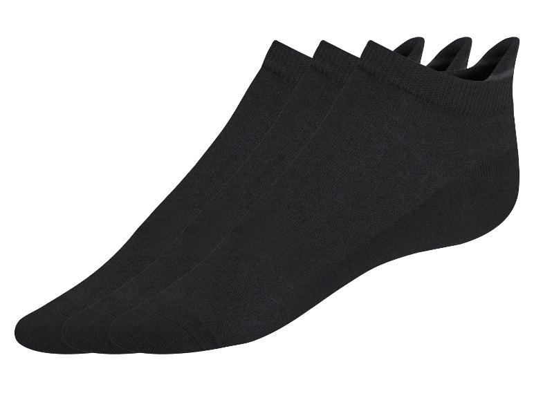 Tři páry krátkých černých ponožek.