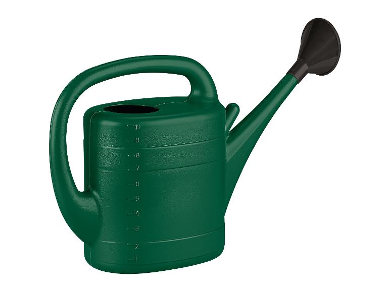 Zelená konvička na zalévání s dlouhým výtokem.