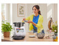 Žena používá kuchyňský robot Monsieur Cuisine Connect k vaření.