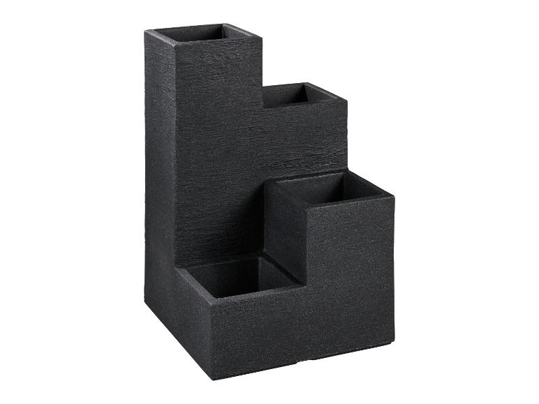 Černý stolní organizér se třemi přihrádkami, stupňovitým designem a texturovaným povrchem.