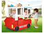 Tři děti si hrají s červeným plastovým foodtruckem Feber.