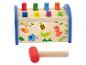 Dřevěná hračka s kladívkem a barevnými kolíky, s nakreslenými zvířaty