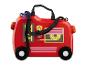 Červený kufr na kolečkách navržený jako hasičské auto.