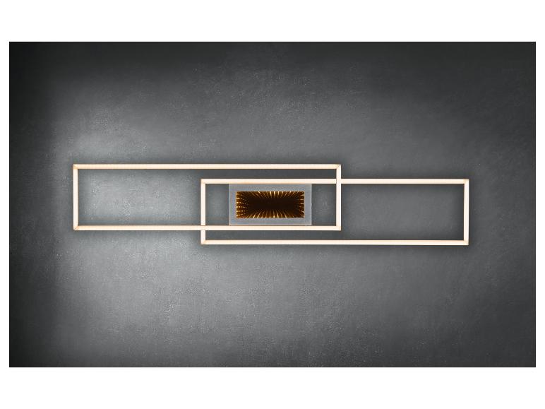 Tři světelné rámy na šedé zdi.