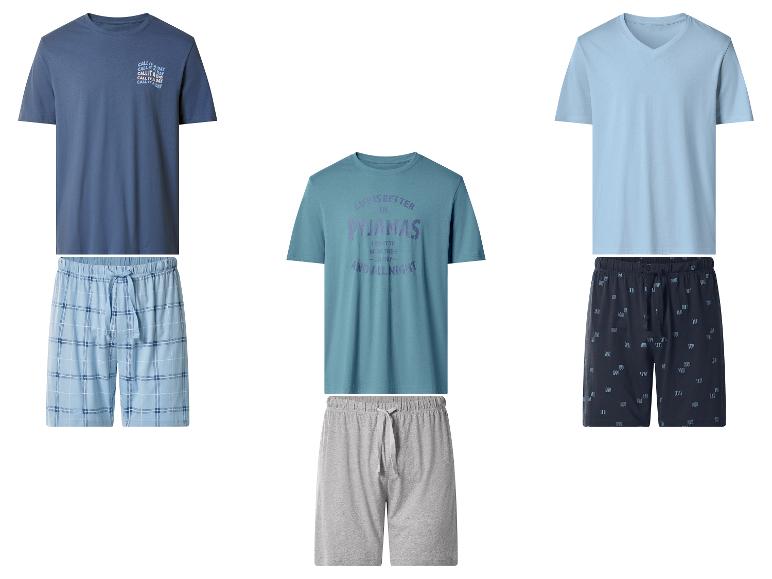 Tři pánské pyžamové soupravy: modrá s textem 'Call it a day', tyrkysová s textem 'Life is better in pyjamas' a světle modrá se vzorovanými šortkami.