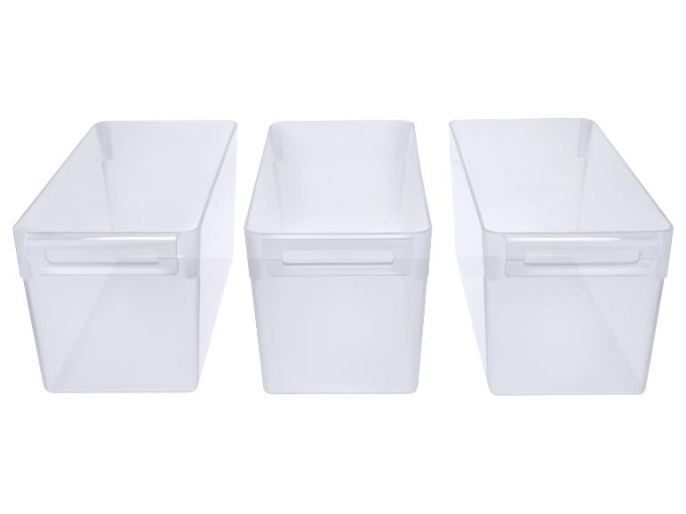 Tři průhledné úložné boxy s úchyty, seřazené v řadě.