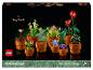 Sada LEGO Botanicals Tiny Plants s devíti různými sestavitelnými rostlinami v květináčích.