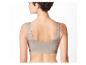 Žena v béžové bezšvové sportovní podprsence.