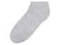 Krátké šedé bavlněné ponožky.