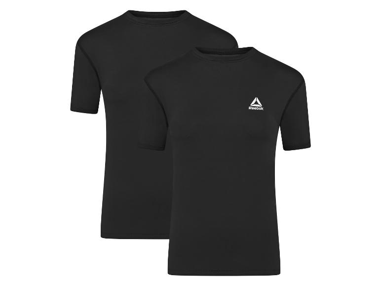 Dvě černá trička Reebok s krátkým rukávem.