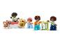 Figurky a kostky LEGO Duplo s kočkou, dětmi a každodenními předměty.