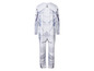 Bílý overal s abstraktním vzorem.