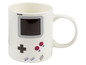 Bílý hrnek s obrázkem herní konzole Game Boy.