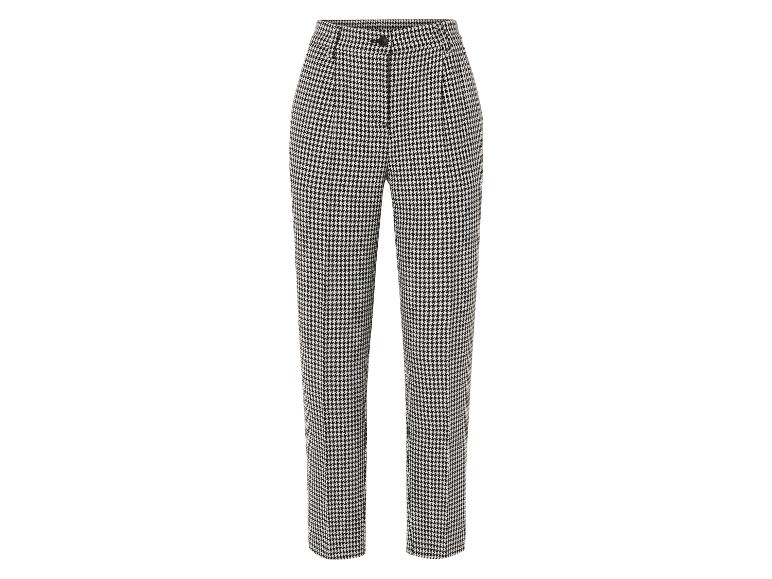 Černobílé kalhoty s motivem houndstooth.