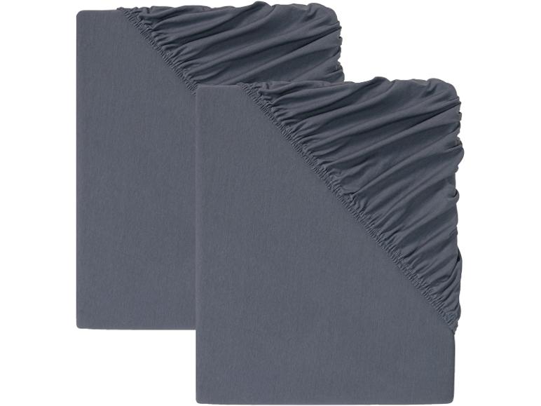 Dva šedé prostěradla s gumou.