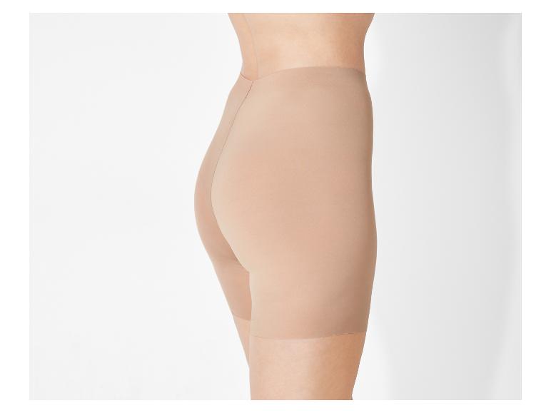 Tvarující šortky a body v tělové barvě.
