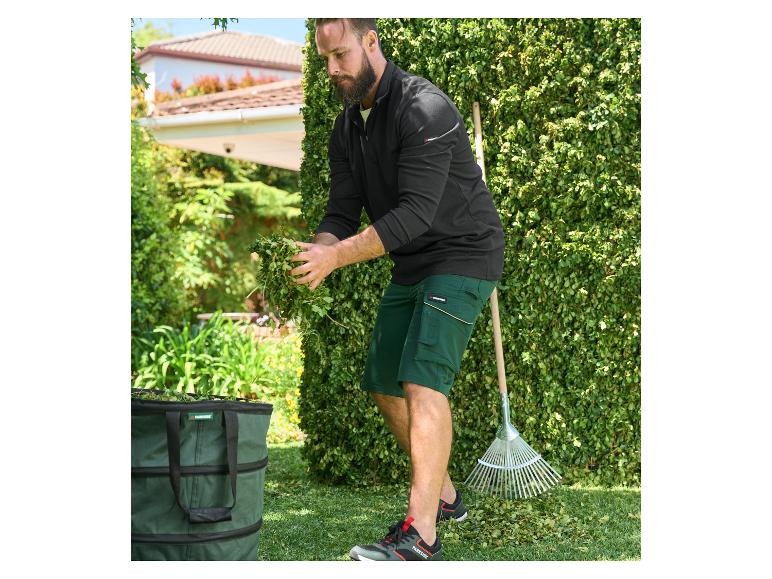 Muž sbírá listí pomocí hrábě a smetného koše Parkside.