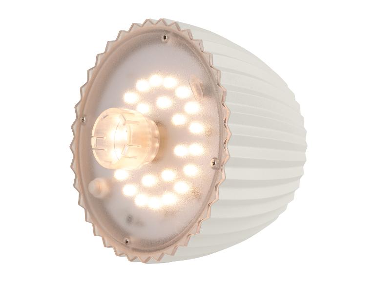 LED žárovka s bílým žebrovaným tělem a průhledným krytem s mnoha malými světly.