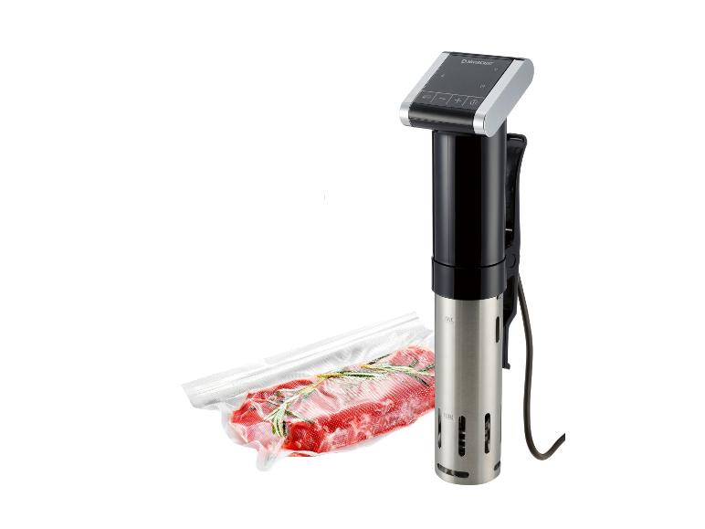 Sous vide vařič s vakuově baleným masem a rozmarýnem