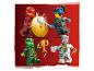 Čtyři minifigurky LEGO Ninjago, dvě bojující se štítem a dvě držící trofej a šálek.