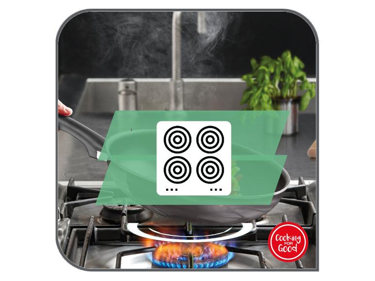 Pánev na plynovém sporáku s ikonou varné desky a nápisem „Cooking for Good“.