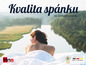 Žena leží v posteli s Hns spánkovými systémy a dívá se na řeku.
