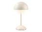 Bílá stolní lampa s polokulovitým stínítkem a svítící žárovkou.