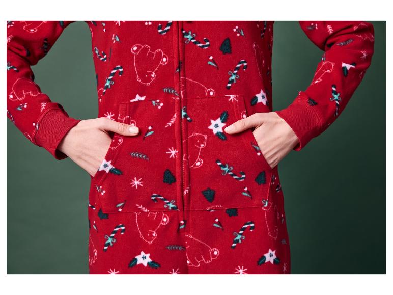 Červené vánoční pyžamo s bílými medvědy a cukrovými hůlkami.
