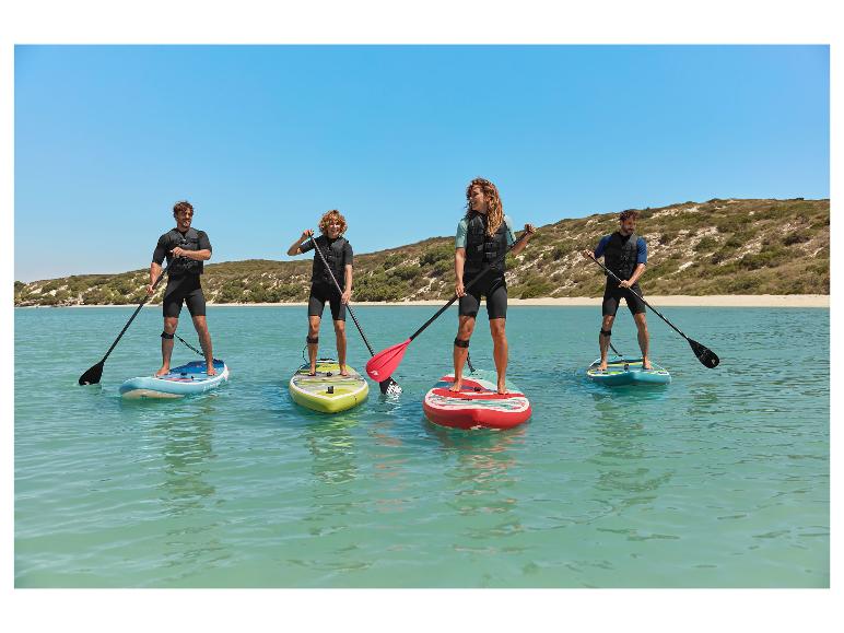 Lidé na nafukovacích paddleboardech.