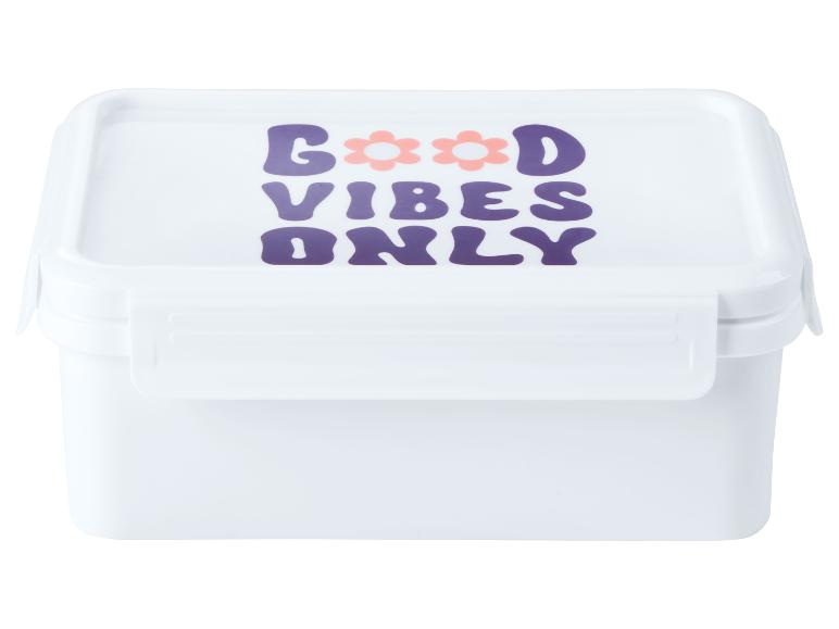 Bílá krabička na oběd s nápisem 'Good Vibes Only'.
