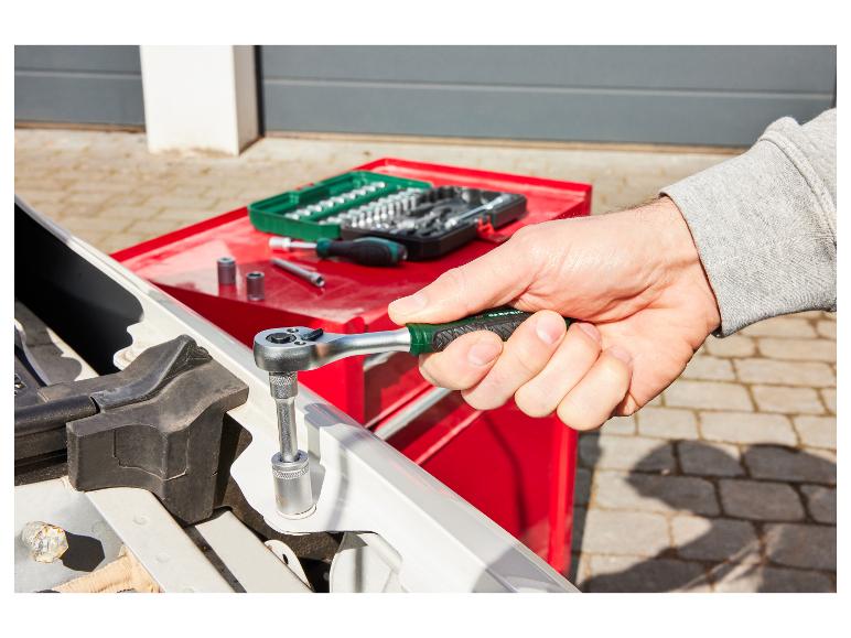 Mechanik používá Parkside ráčnu k opravě auta.