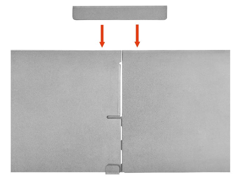 Dva šedé kovové panely s propojovacím dílem a šipkami označujícími montáž