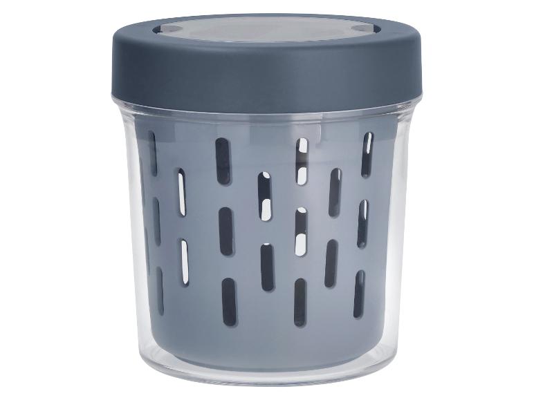 Šedý držák na příbory s perforovanou vložkou.