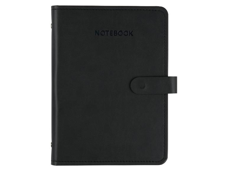 Černý kožený zápisník s páskovým zapínáním.