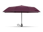 Fialový deštník s černou rukojetí.