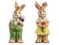 Dvě keramické figurky velikonočních zajíčků, jeden s lopatou, druhý s květinou.