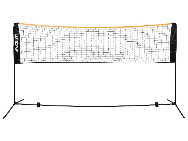 Přenosná badmintonová a volejbalová síť s černými tyčemi a oranžovým horním pruhem.