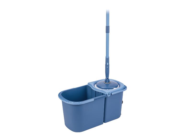Modrý mop a kbelík s rotačním ždímacím mechanismem.