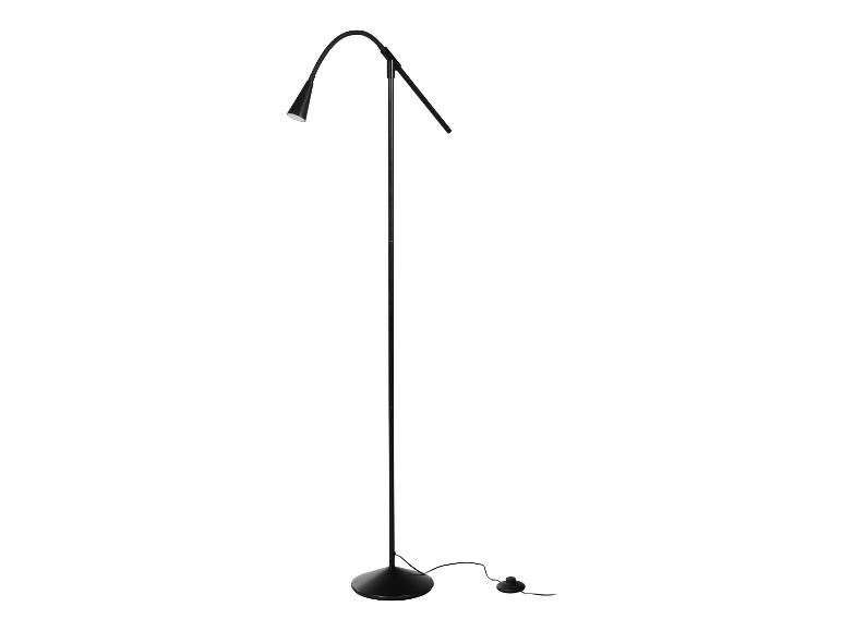 Černá stojací lampa se zakřiveným ramenem a kulatou základnou