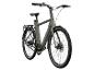 Zelený elektrický bicykl s řemenovým pohonem a zadním nosičem.